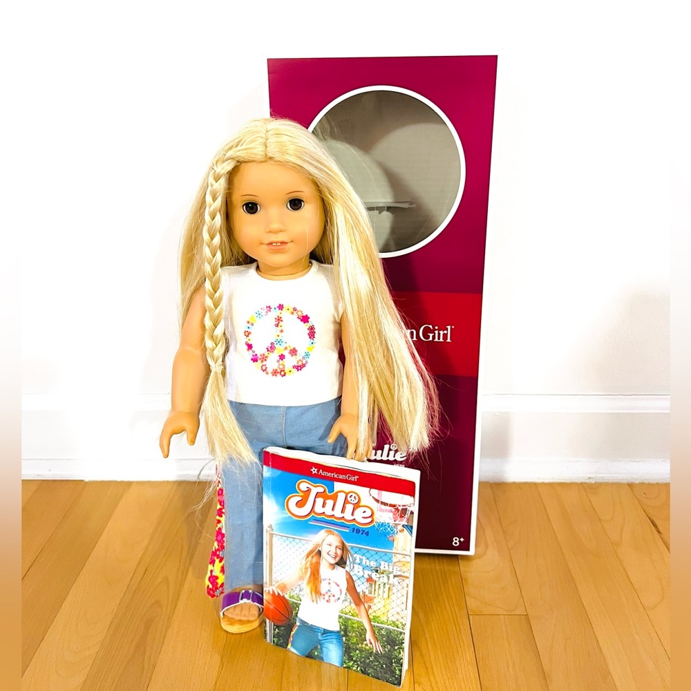 AMERICAN GIRL | Julie w/ book & box